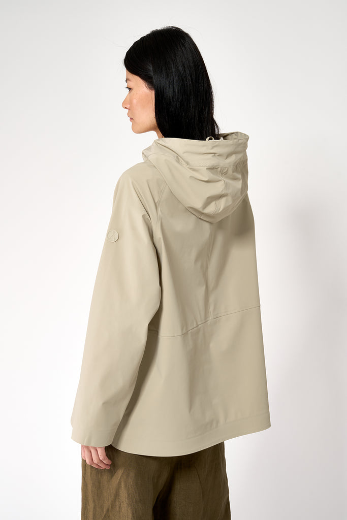 Chaqueta impermeable sport de mujer Noe en softshell. Tantä. Color gris