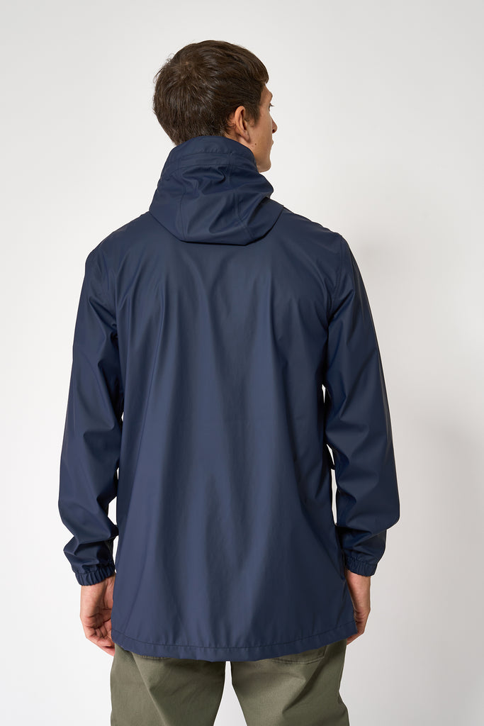 La chaqueta Kabut es un impermeable de corte estándar en PU para Hombre Tantä Azul