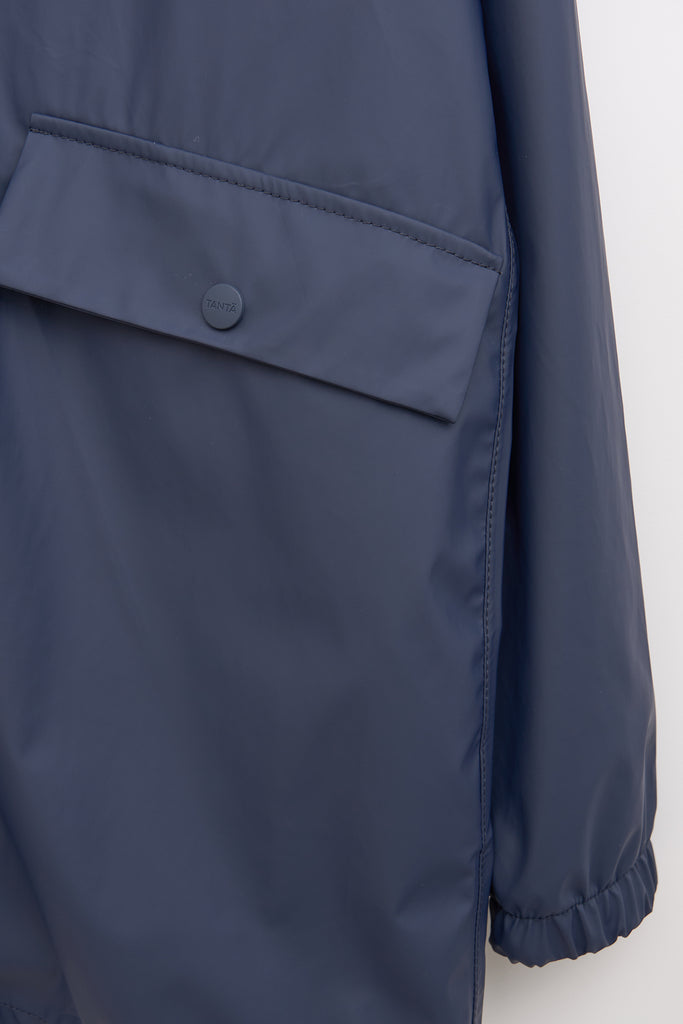 La chaqueta Kabut es un impermeable de corte estándar en PU para Hombre Tantä Azul