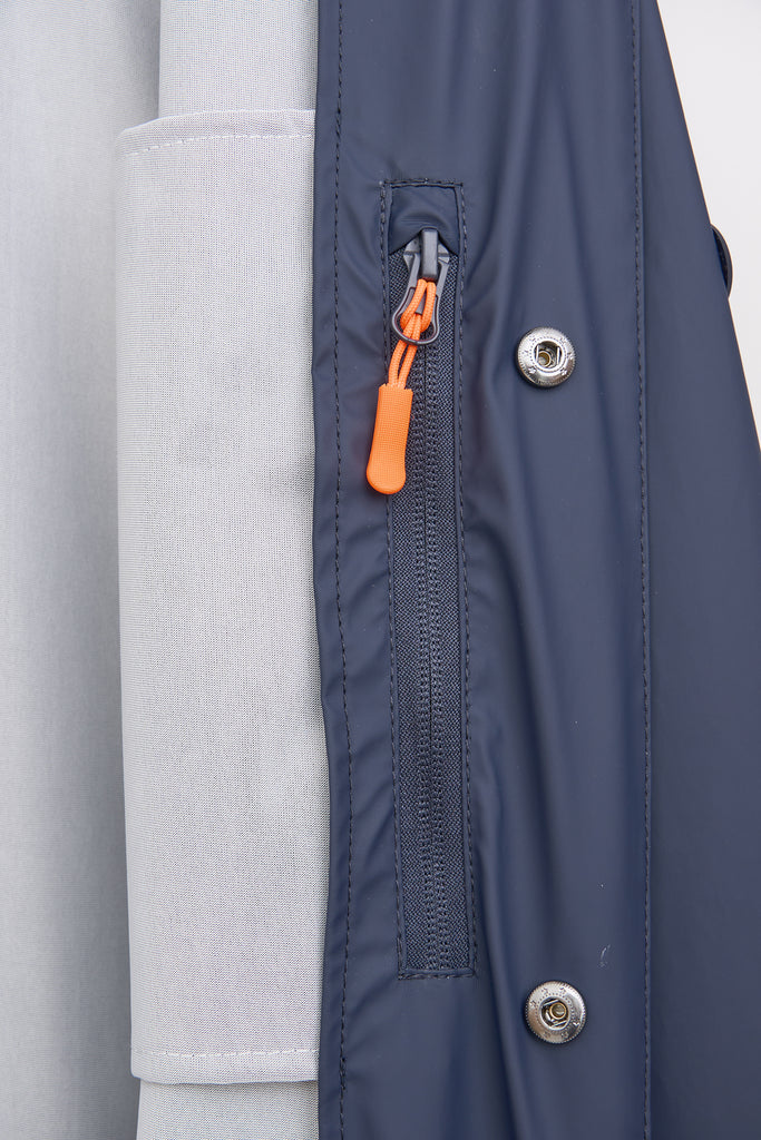 La chaqueta Kabut es un impermeable de corte estándar en PU para Hombre Tantä Azul