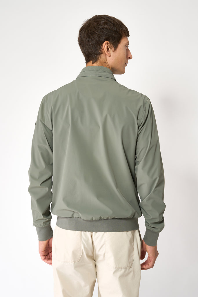 Chaqueta impermeable de hombre Tantä corta de primavera. Verde- Gris