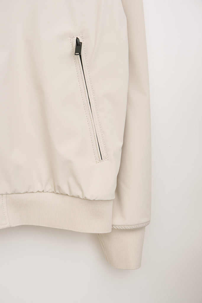 Chaqueta impermeable de hombre Tantä corta de primavera. Blanca