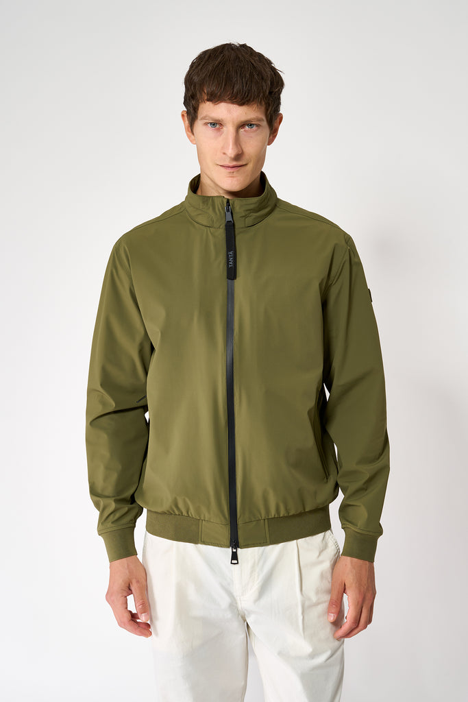 Chaqueta impermeable de hombre Tantä corta de primavera. Verde