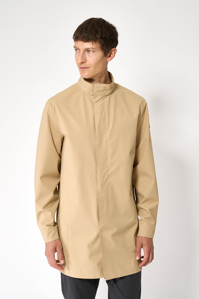 Trench o gabardina sin costuras Tantä de hombre Beige.