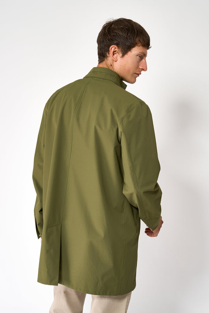 Trench o gabardina sin costuras Tantä de hombre verde.