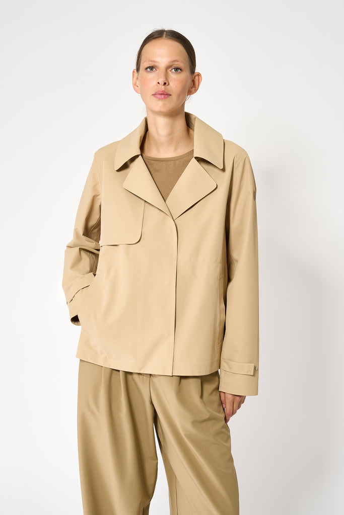  Trench o gabardina corta de MUJER sin costuras en poliéster 100% impermeable. Tantä. Color Beige 