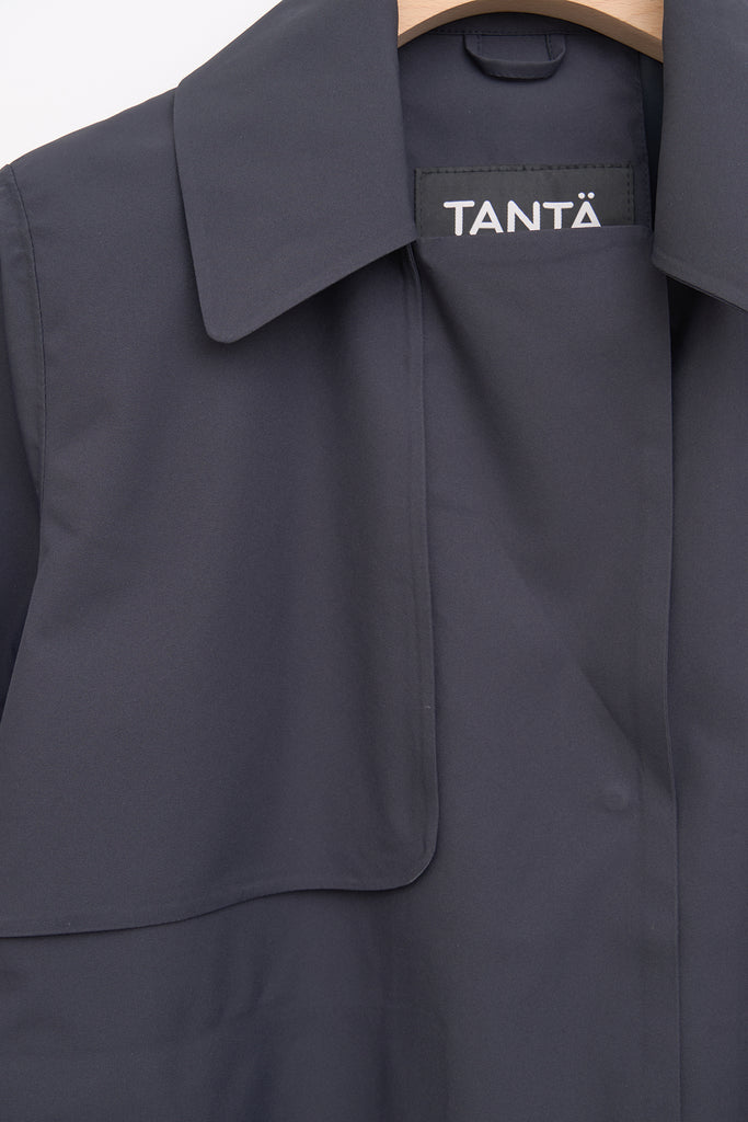  Trench o gabardina corta de MUJER sin costuras en poliéster 100% impermeable. Tantä. Color azul 