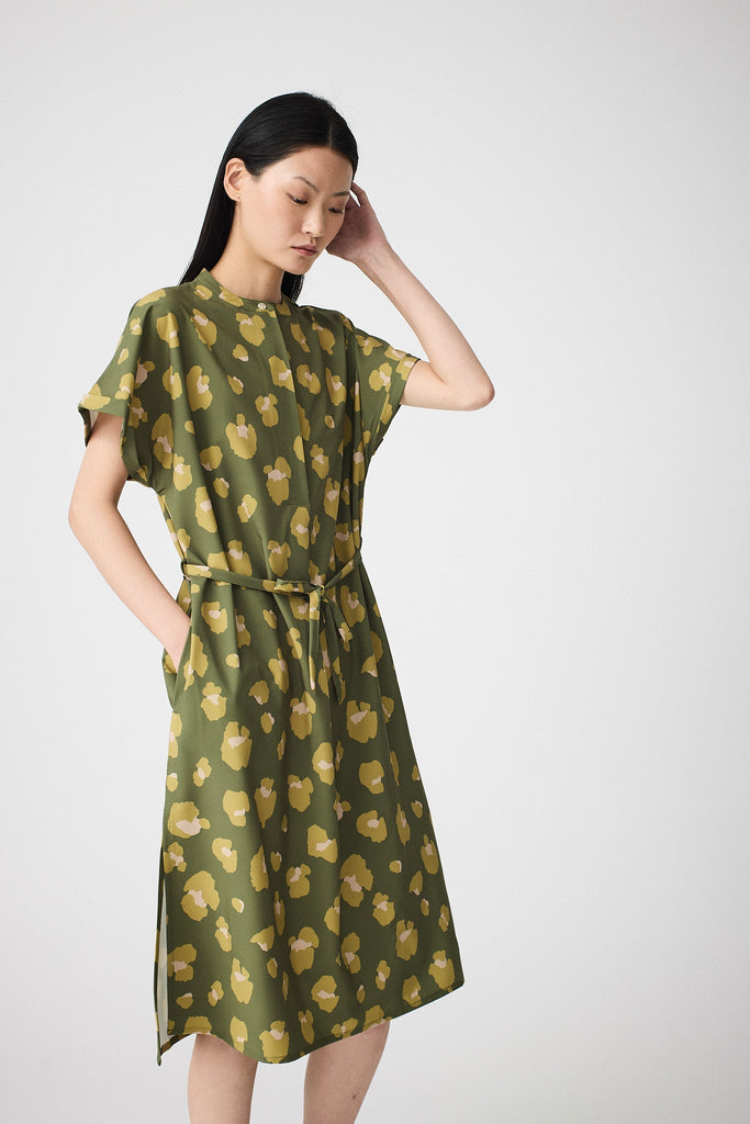 Vestido de corte oversize y manga corta estampado. Tantä. Color verde