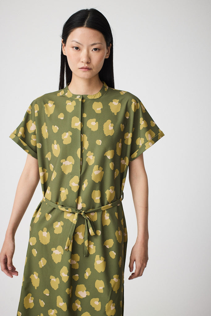 Vestido de corte oversize y manga corta estampado. Tantä. Color verde