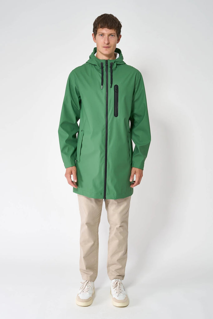 La chaqueta Kabut es un impermeable de corte estándar en PU para Hombre Tantä Verde