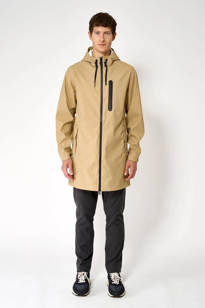 La chaqueta o chubasquero Totiri es un impermeable de corte estándar en PU para Hombre Tantä Beige