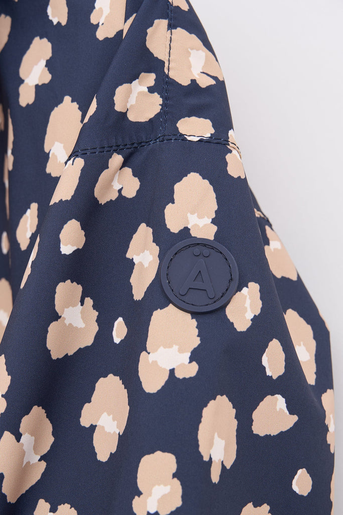 Chaqueta impermeable de Mujer Udu en poliéster reciclado. Tantä. Color azu estampado
