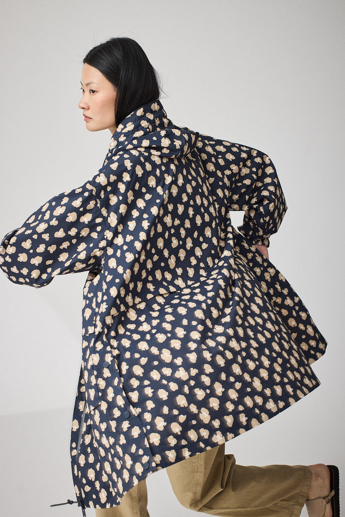 Chaqueta impermeable de Mujer Udu en poliéster reciclado. Tantä. Color azu estampado