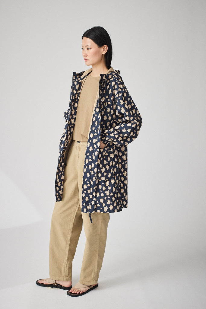 Chaqueta impermeable de Mujer Udu en poliéster reciclado. Tantä. Color azu estampado