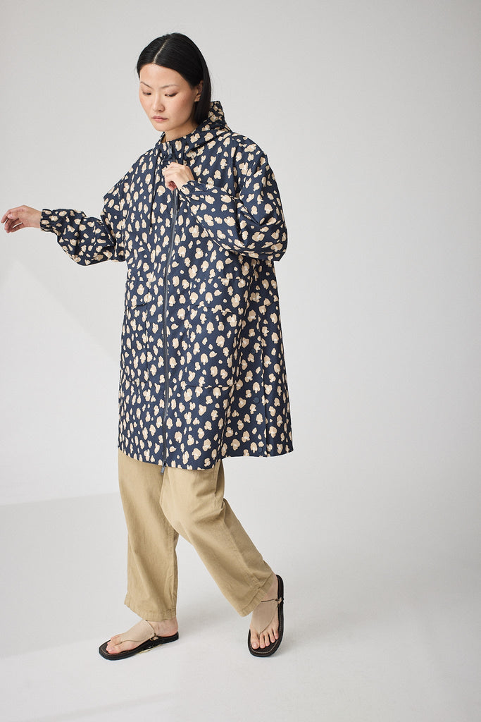 Chaqueta impermeable de Mujer Udu en poliéster reciclado. Tantä. Color azu estampado