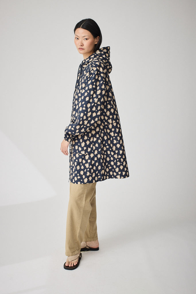 Chaqueta impermeable de Mujer Udu en poliéster reciclado. Tantä. Color azu estampado