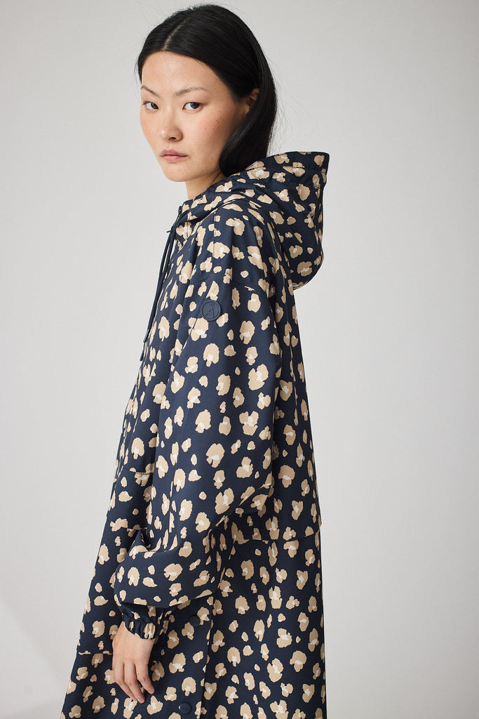 Chaqueta impermeable de Mujer Udu en poliéster reciclado. Tantä. Color azu estampado