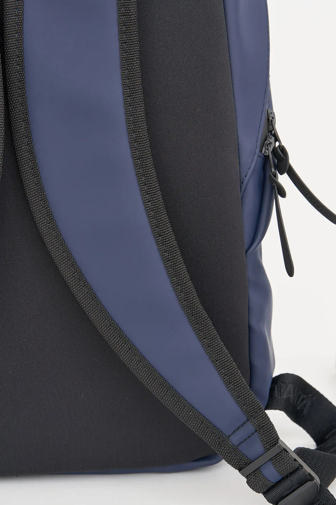 Mochila impermeable minimal diseño limpio Tantä. Color azul marino. Zirimiri  Navy