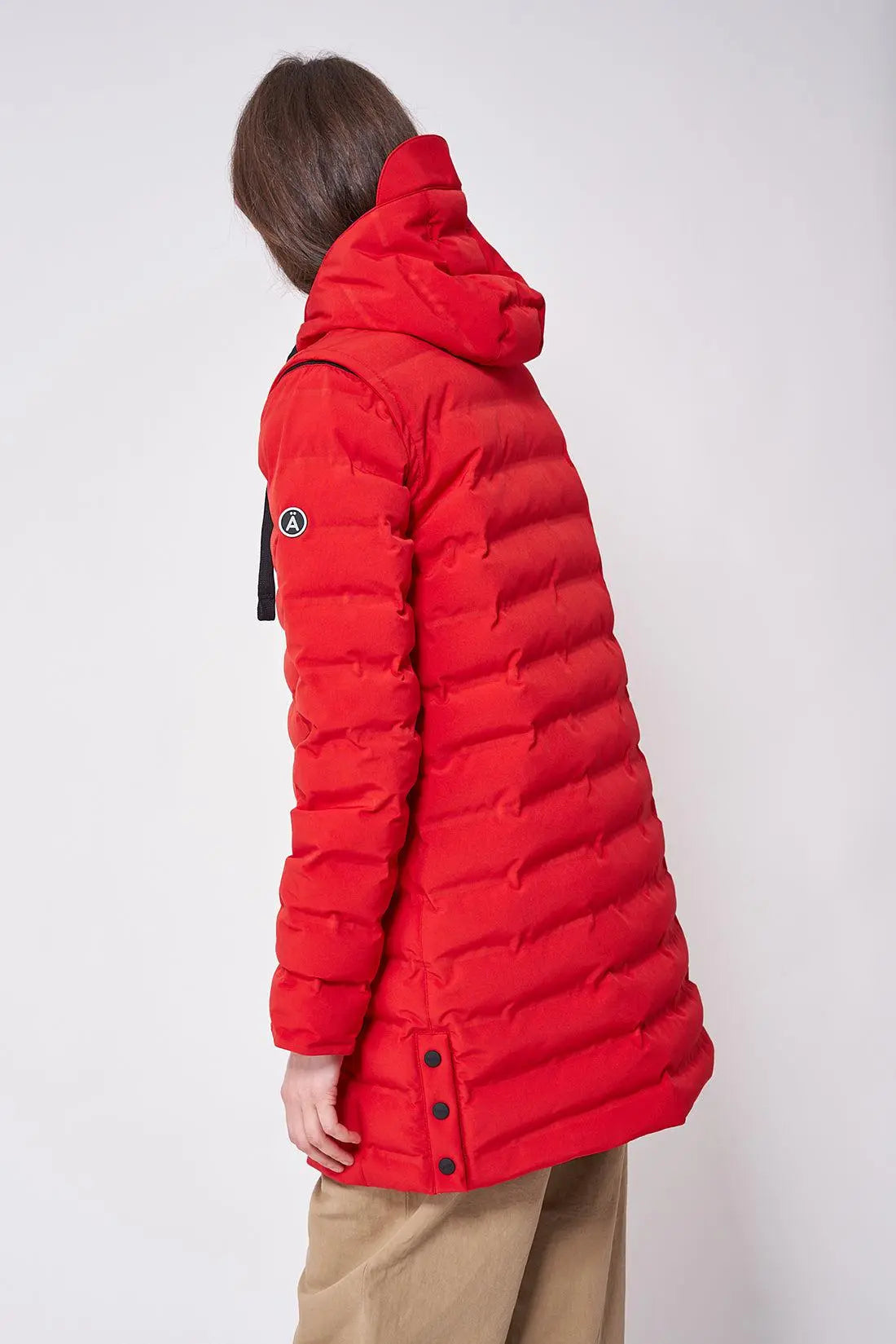 Abrigo y chaleco impermeable de mujer. Tipo plumífero. Rojo