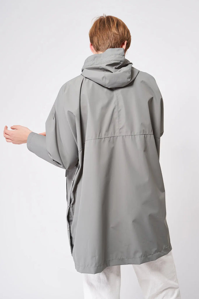 Impermeable o cortavientos ligero reciclado de mujer largo Tantä. Color verde. Rominjati Castor Grey