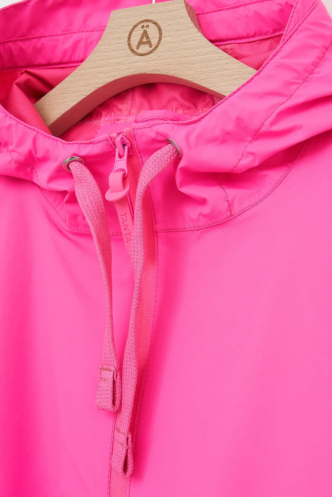 Impermeable o cortavientos ligero reciclado de mujer largo Tantä. Color rosa. Rominjati Pink Glow