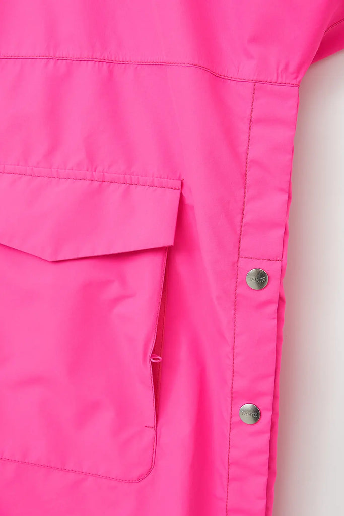 Impermeable o cortavientos ligero reciclado de mujer largo Tantä. Color rosa. Rominjati Pink Glow