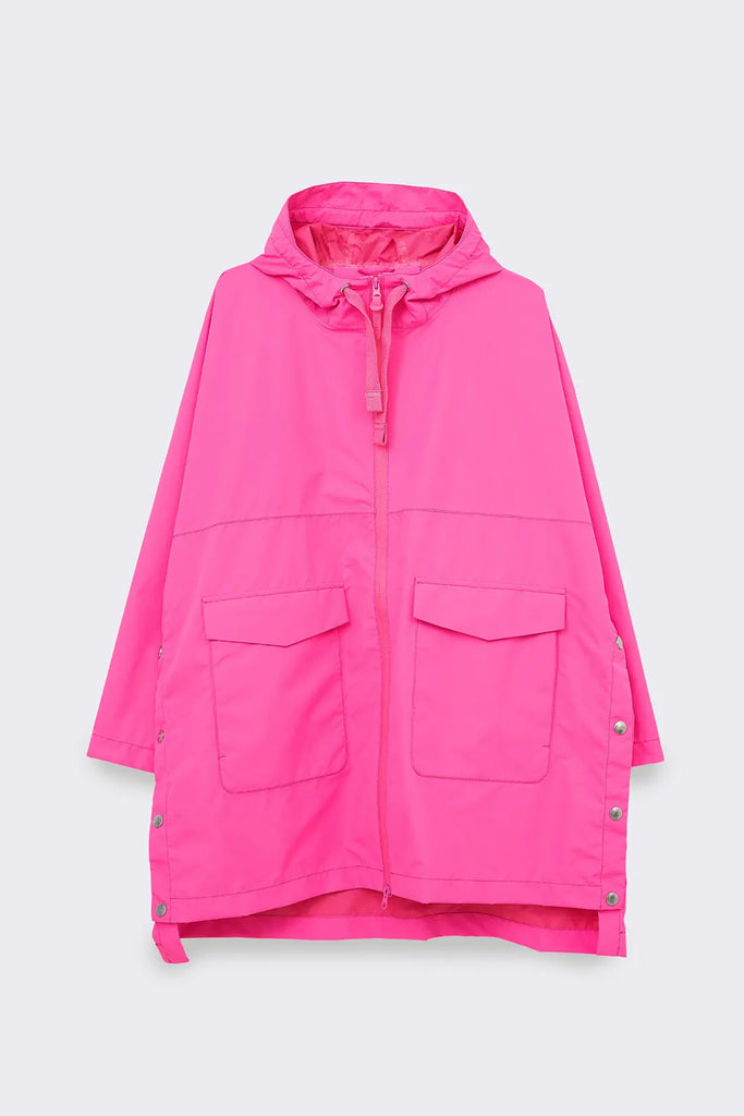 Impermeable o cortavientos ligero reciclado de mujer largo Tantä. Color rosa. Rominjati Pink Glow