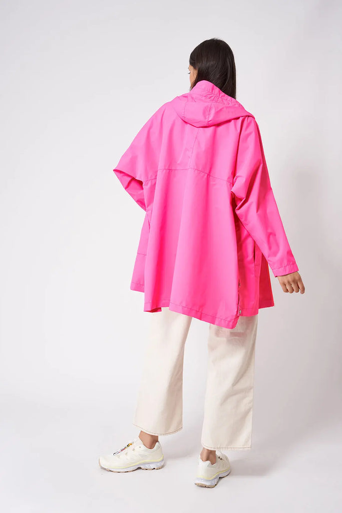 Impermeable o cortavientos ligero reciclado de mujer largo Tantä. Color rosa. Rominjati Pink Glow