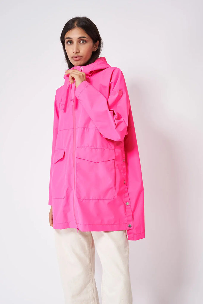 Impermeable o cortavientos ligero reciclado de mujer largo Tantä. Color rosa. Rominjati Pink Glow