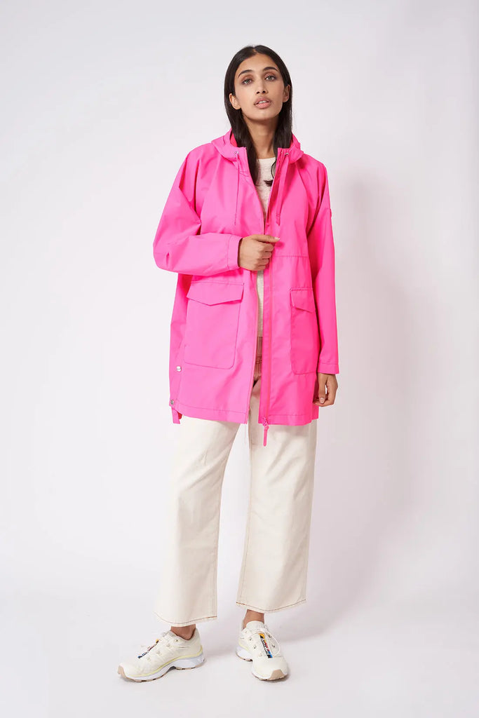 Impermeable o cortavientos ligero reciclado de mujer largo Tantä. Color rosa. Rominjati Pink Glow