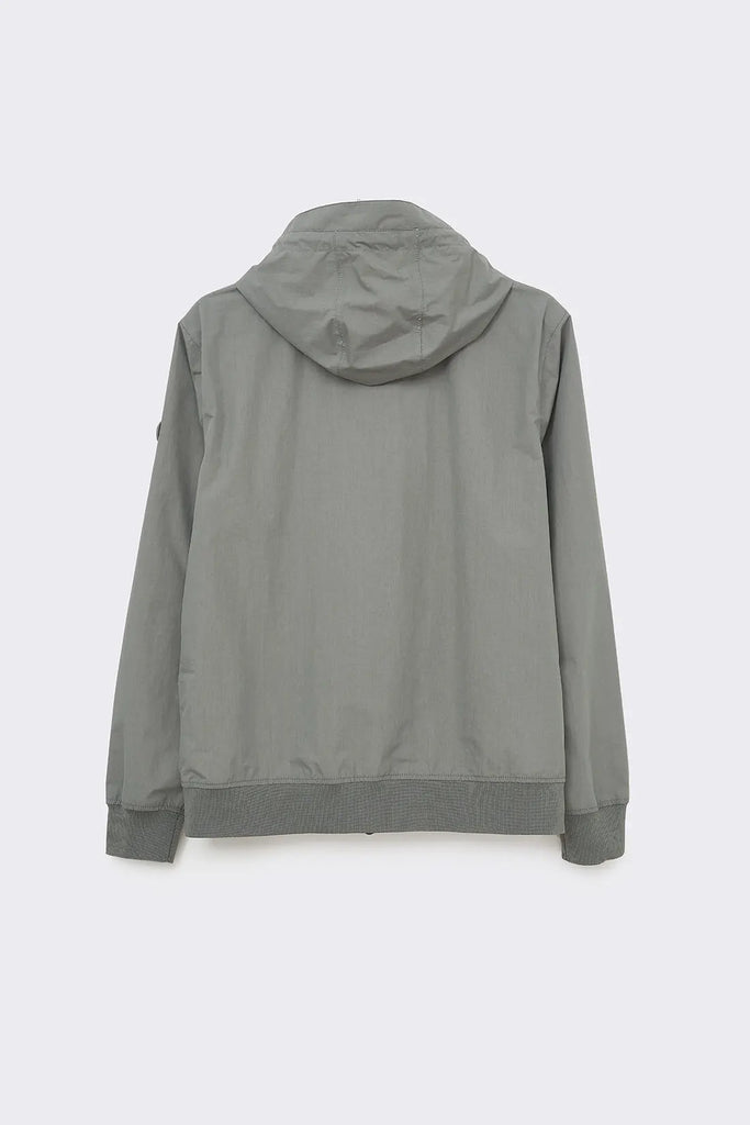Cazadora impermeable de hombre en nylon Tantä. Color verde. Chuvisco Castor Grey