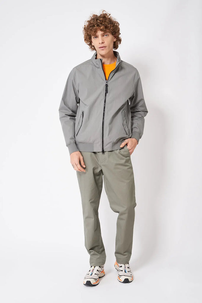 Cazadora impermeable de hombre en nylon Tantä. Color verde. Chuvisco Castor Grey