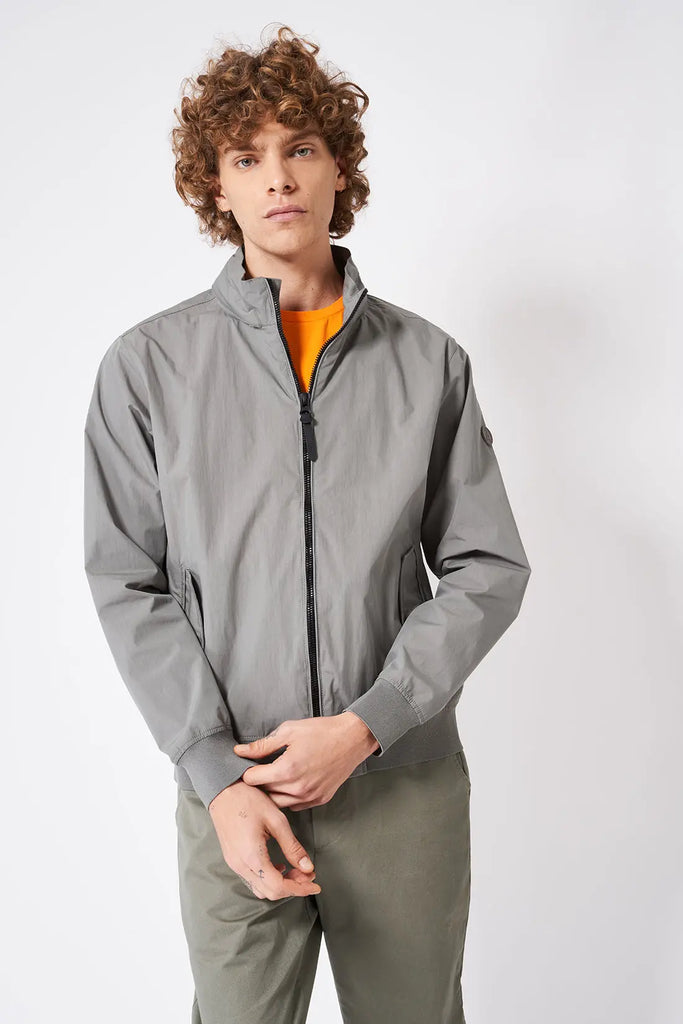 Cazadora impermeable de hombre en nylon Tantä. Color verde. Chuvisco Castor Grey