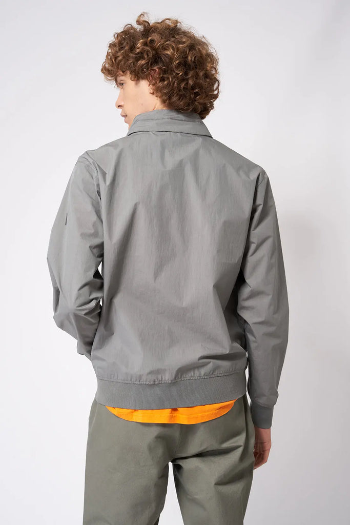 Cazadora impermeable de hombre en nylon Tantä. Color verde. Chuvisco Castor Grey