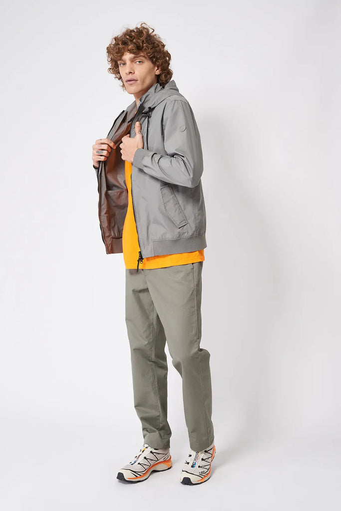 Cazadora impermeable de hombre en nylon Tantä. Color verde. Chuvisco Castor Grey