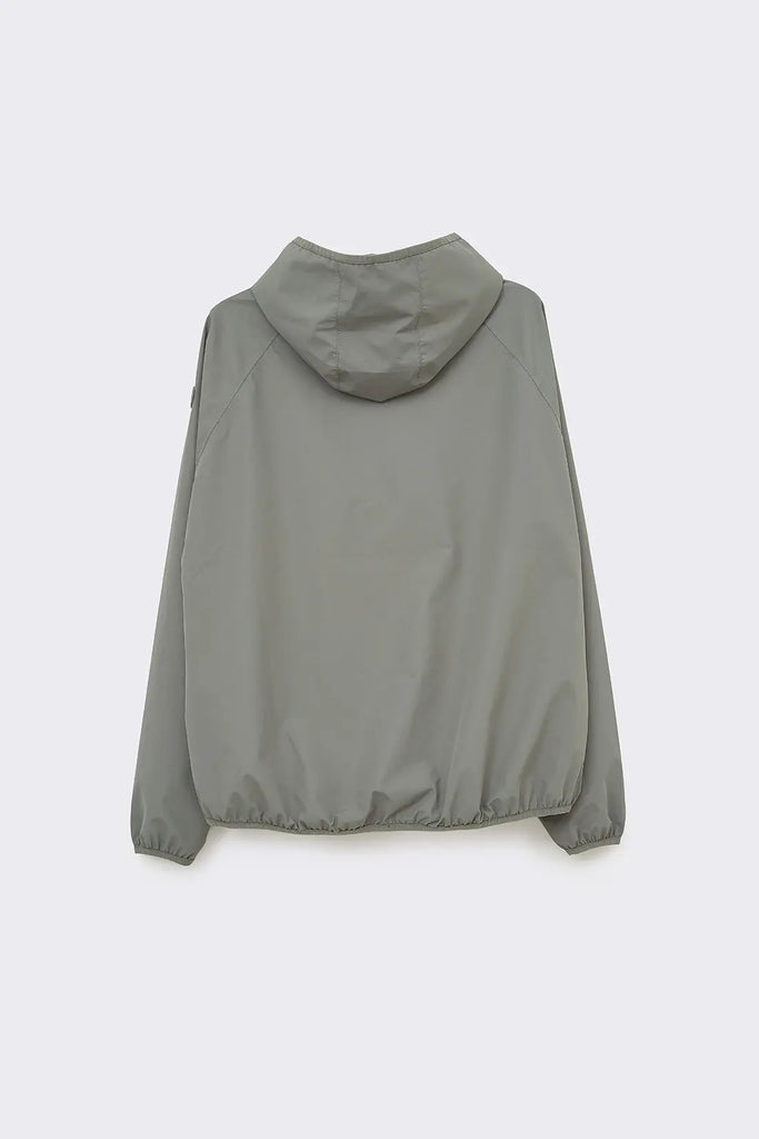 Impermeable o cortavientos ligero reciclado de mujer Tantä Color verde.  Chiuvula Castor Grey