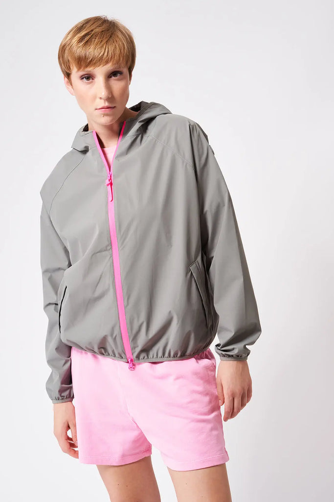 Impermeable o cortavientos ligero reciclado de mujer Tantä Color verde.  Chiuvula Castor Grey