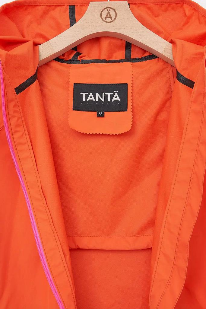 Impermeable o cortavientos ligero reciclado de mujer Tantä Color naranja.  Chiuvula Tigerlily