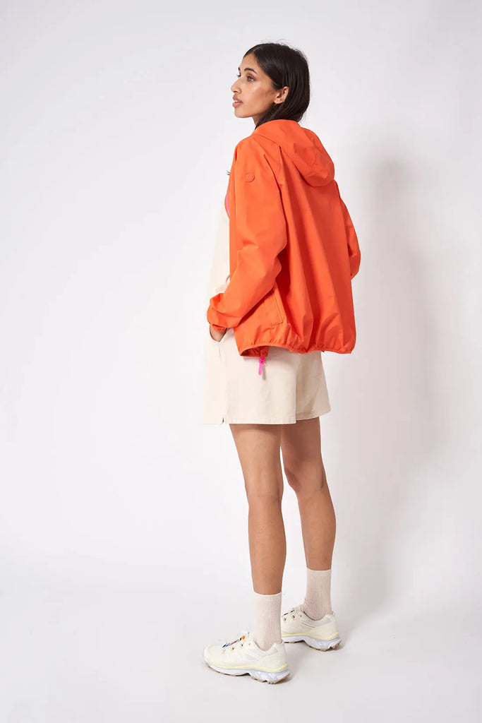 Impermeable o cortavientos ligero reciclado de mujer Tantä Color naranja.  Chiuvula Tigerlily