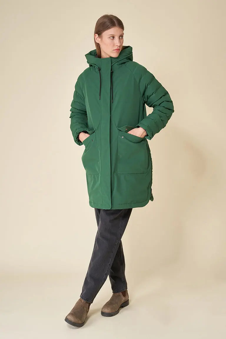 Abrigo Impermeable de Mujer Bassal de Tantä: Verde Eden – Tantä Rainwear